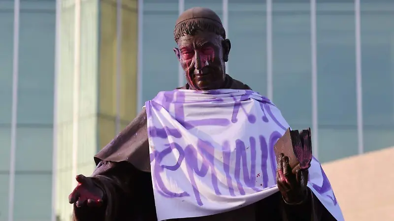 Marcha 8M afuera de edificio de la UdeG 6